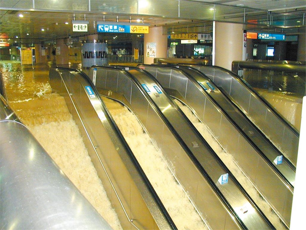 樺加沙「升級強颱」逼近台灣！北捷公開24年前「納莉颱風慘況」16站全淹沒