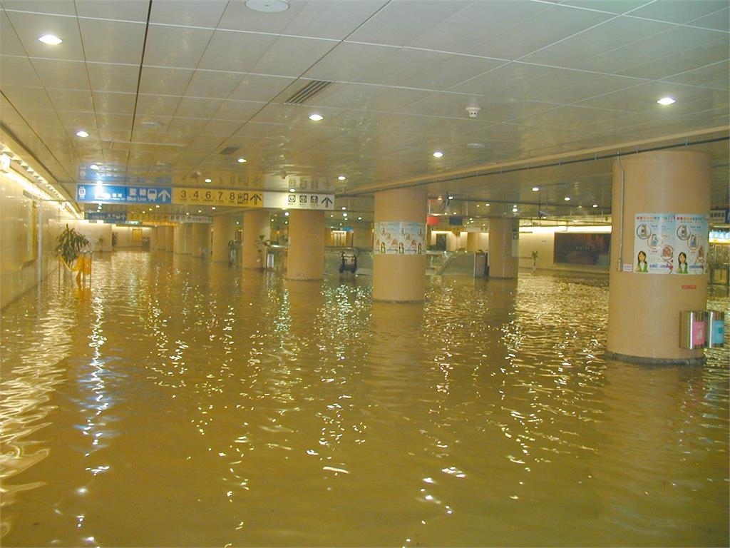 樺加沙「升級強颱」逼近台灣！北捷公開24年前「納莉颱風慘況」16站全淹沒