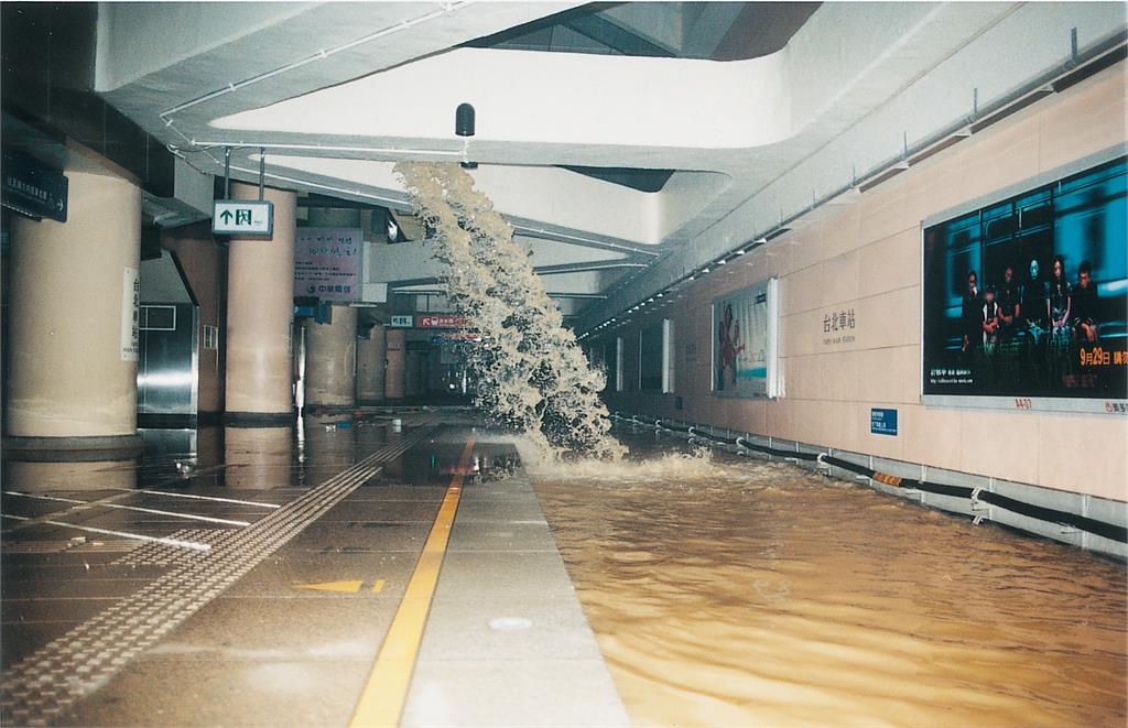 樺加沙「升級強颱」逼近台灣！北捷公開24年前「納莉颱風慘況」16站全淹沒