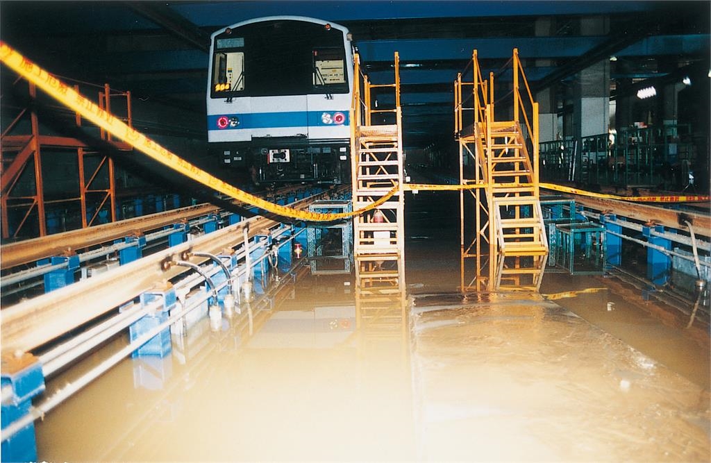 樺加沙「升級強颱」逼近台灣！北捷公開24年前「納莉颱風慘況」16站全淹沒