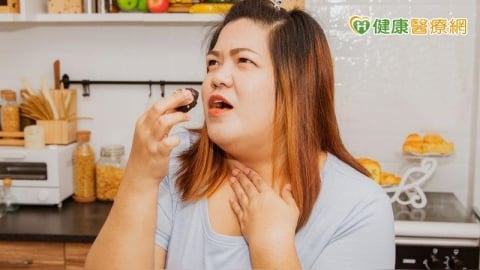 以為單純喉嚨卡、異物感　醫揪「扁桃腺結石」：別忽視小症狀