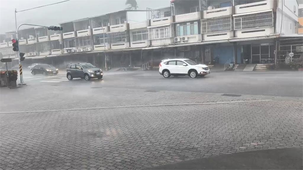 快新聞／強颱樺加沙暴風圈逼近！海浪猛打蘭嶼三角岩　屏東塔瓦溪海水倒灌