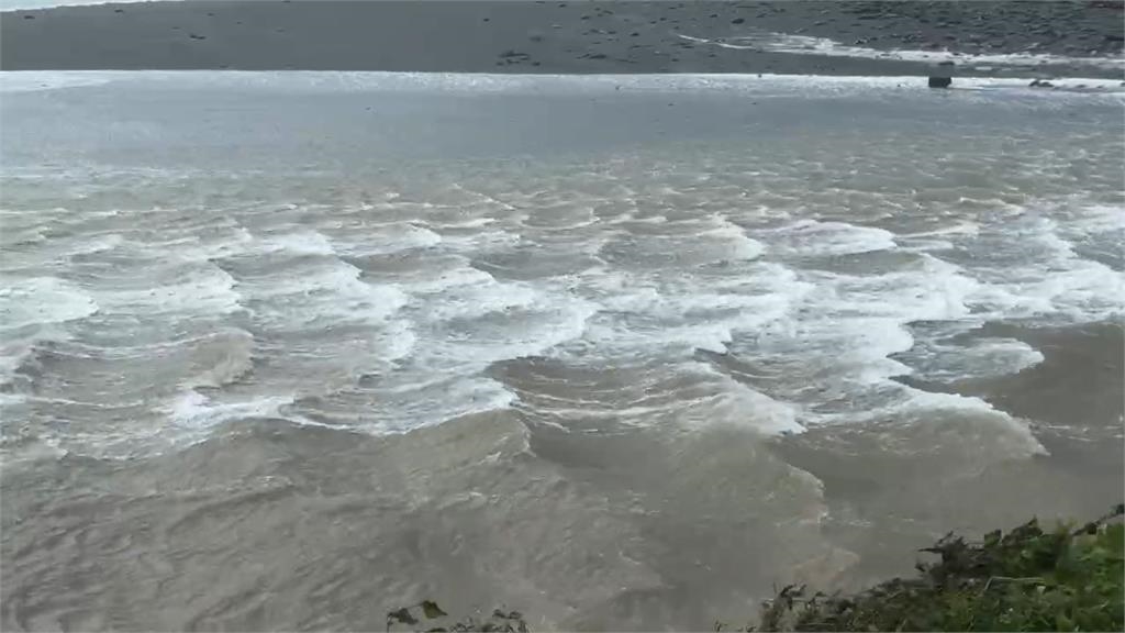 快新聞／強颱樺加沙暴風圈逼近！海浪猛打蘭嶼三角岩　屏東塔瓦溪海水倒灌