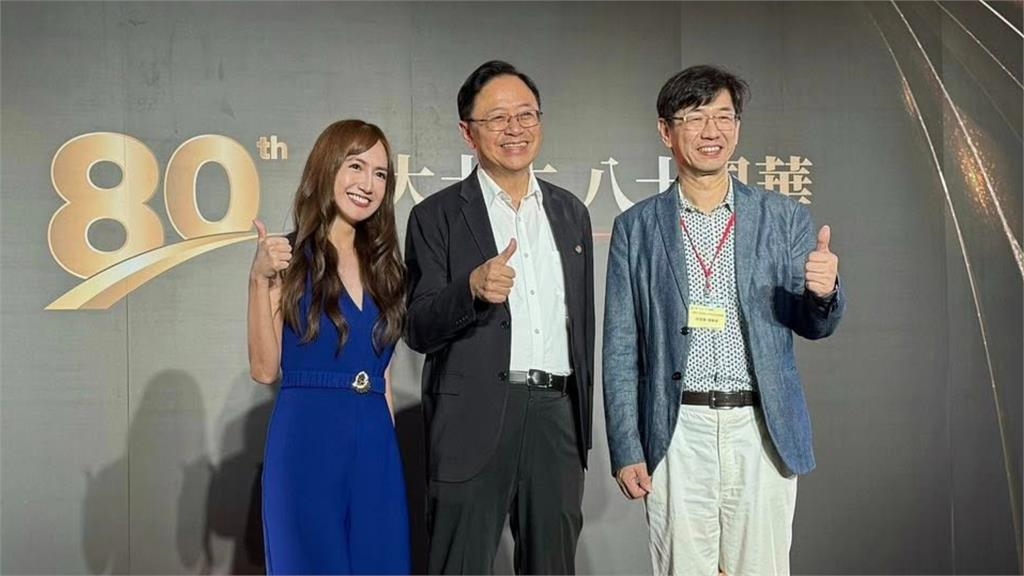 「台大五姬」翁滋蔓神隱1月現身母校　同框「燦笑阿北學長」竟是張善政！