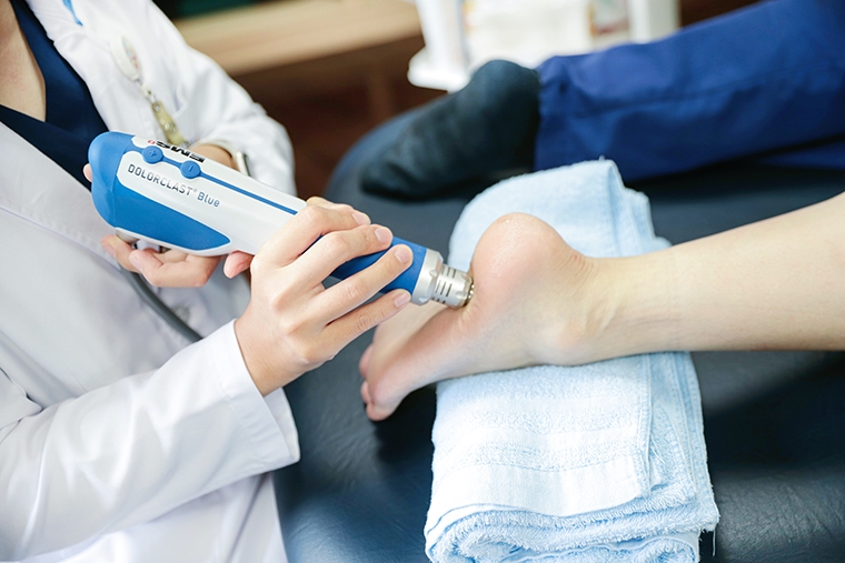 天天健走引發足底筋膜炎？ 震波治療併肌力強化獲改善