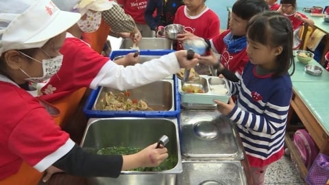 校園午餐3章1Q使用國產食材 經費回歸地方負擔恐斷炊