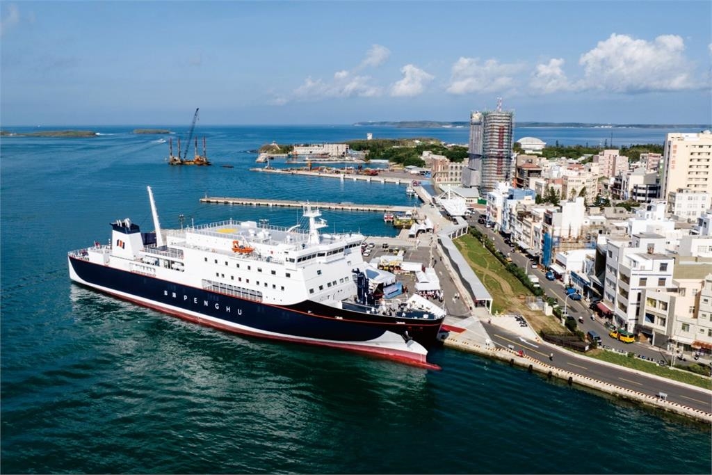 快新聞/嚴防強颱!花蓮撤村、澎湖輪停駛 池上鄉金城武樹「五花大綁」固定