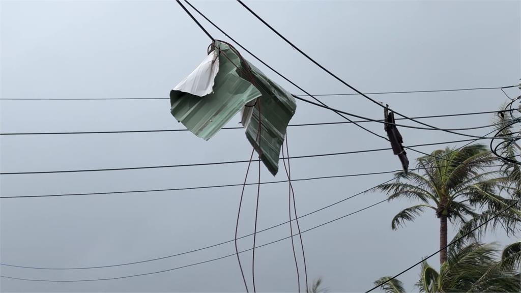 台東達仁安朔村疑現"龍捲風" 整排民宅屋頂被吹掀