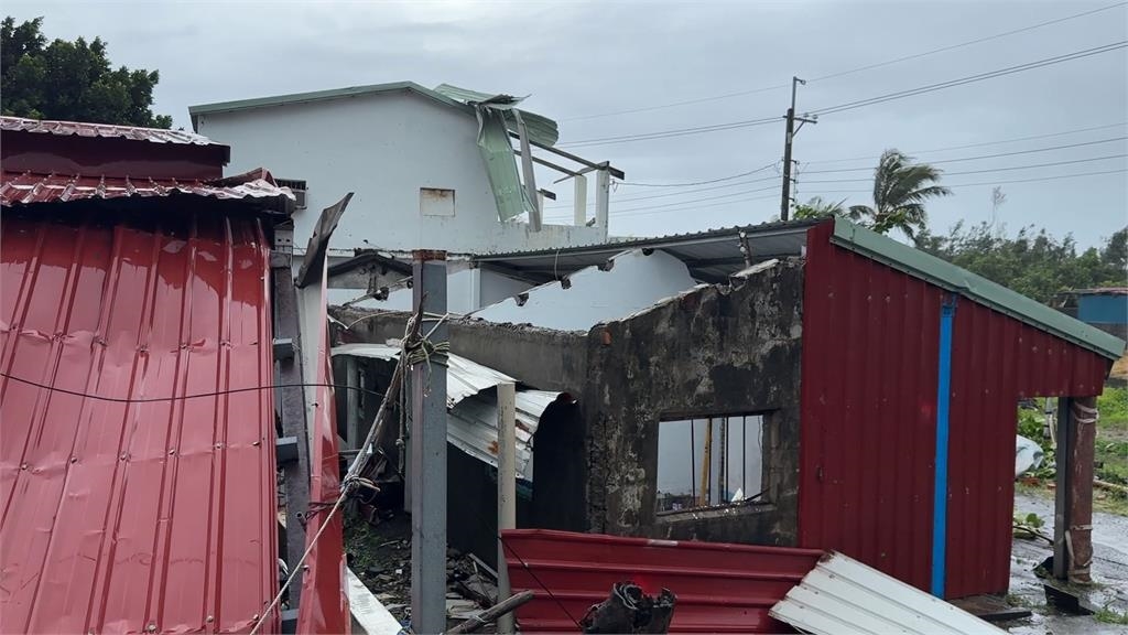 台東達仁安朔村疑現"龍捲風" 整排民宅屋頂被吹掀