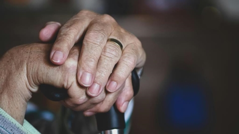 帕金森氏症「1前兆」手抖前就預警!別忽視「1腸胃症狀」:一堆人都中