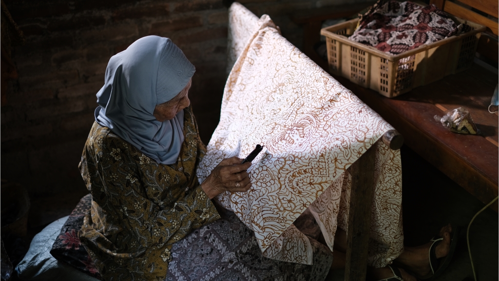金鐘導演前進印尼拍攝!直擊「世界蠟染之都」 深度體驗人類生命之旅