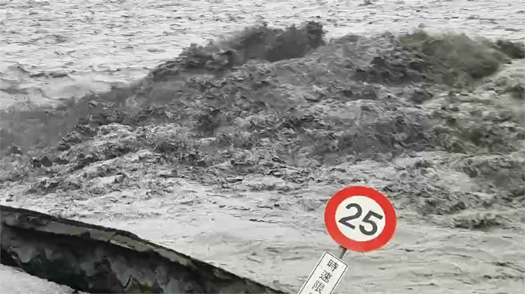 快新聞／比首波還大！馬太鞍溪堰塞湖第二波溢流　軍卡被沖走