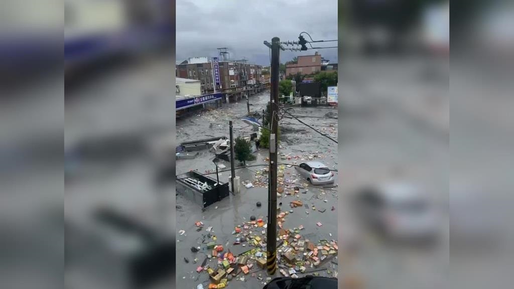 堰塞湖洪峰衝進市區　花蓮光復「車子漂、貨架浮」慘況曝