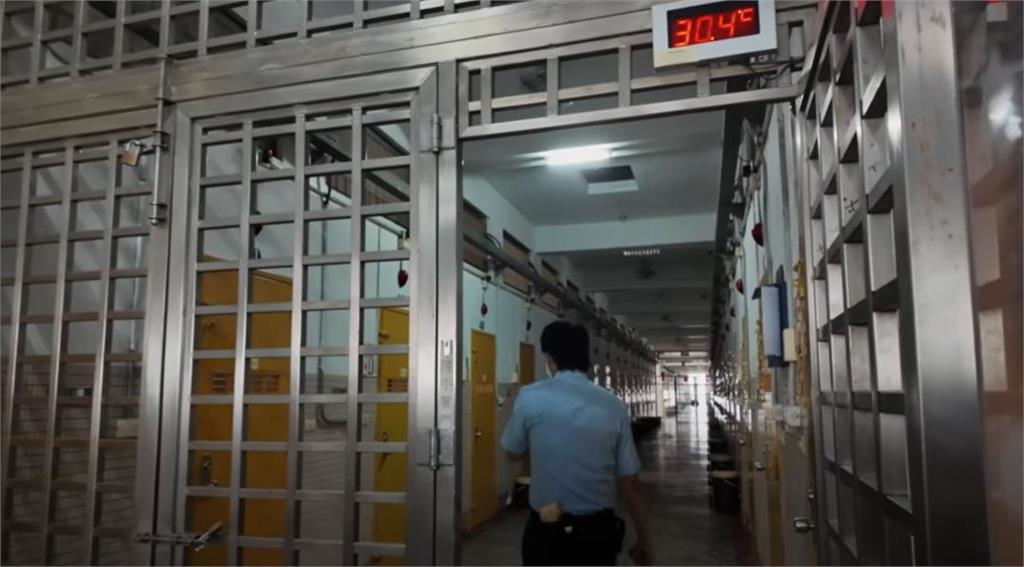 監獄裡面「超多阿北」!YTR深入開箱牢房「4床得擠12人」驚人內部曝