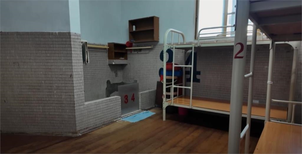 監獄裡面「超多阿北」!YTR深入開箱牢房「4床得擠12人」驚人內部曝