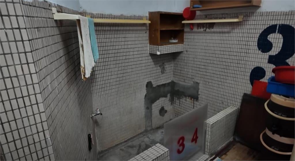 監獄裡面「超多阿北」!YTR深入開箱牢房「4床得擠12人」驚人內部曝