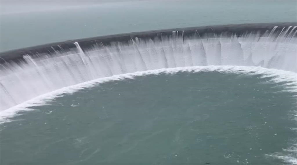 馬太鞍溪堰塞湖溢流「沖毀橋梁」!蓄水量達9100萬噸「等於一座南化水庫」