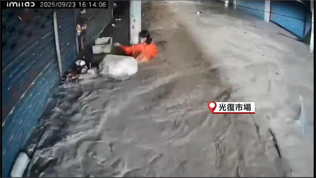 堰塞湖溢流民眾險遭沖走 土石直沖光復鄉、上百車輛遭滅頂