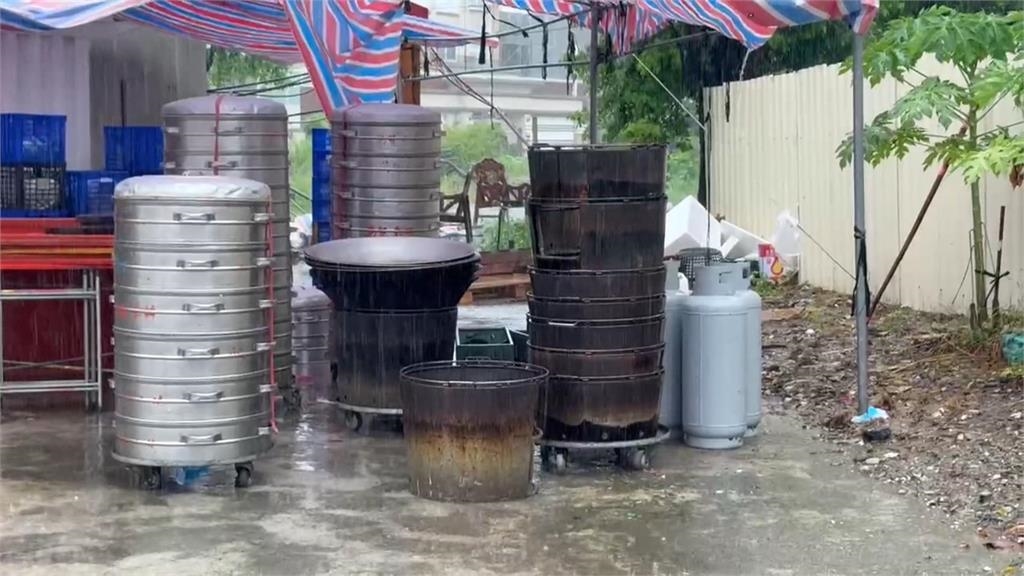 颱風風雨無阻！台東功德宮「照吃平安宴」　網笑稱：真流水席