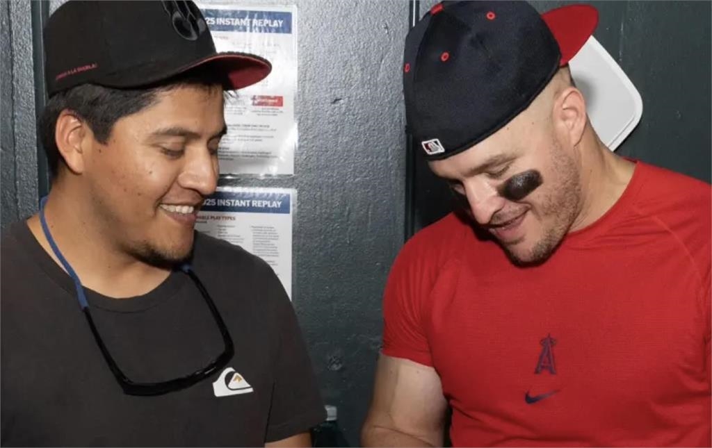 MLB(影)/放棄百萬400轟球歸還「神鱒」楚奧特!球迷僅要求與偶像做「這件事」