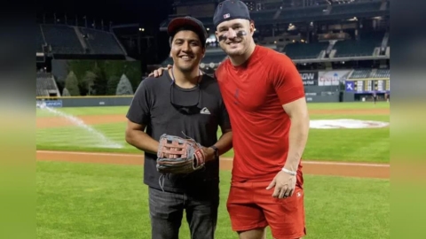 MLB(影)／放棄百萬400轟球歸還「神鱒」楚奧特！球迷僅要求與偶像做「這件事」