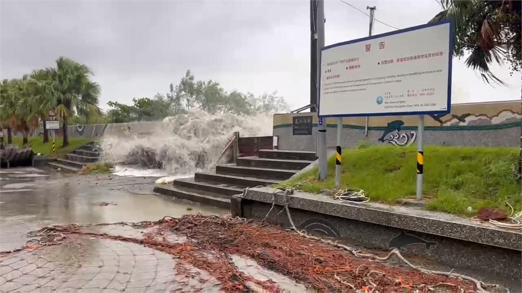 樺加沙來襲!台東大雨狂炸 海水倒灌塔瓦溪驚現逆流