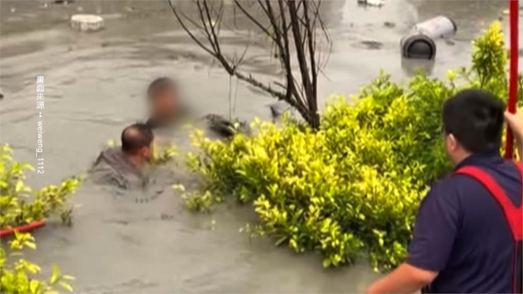 堰塞湖溢流大水灌入光復　救難員利用大水桶救幼童