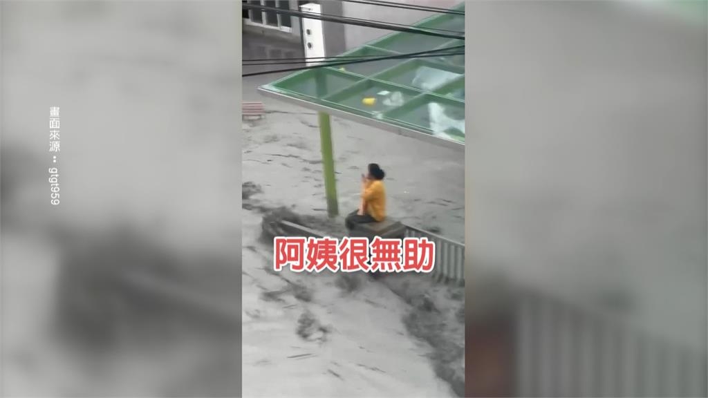 堰塞湖溢流大水灌入光復　救難員利用大水桶救幼童