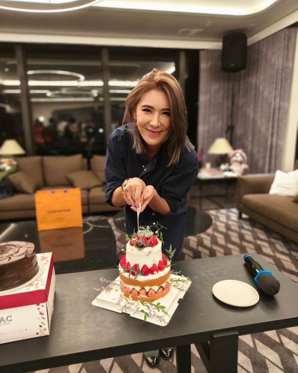 小禎熱戀廚師男友中！洗杯子割傷手 高調放閃甜喊「還好有寶貝幫忙…」