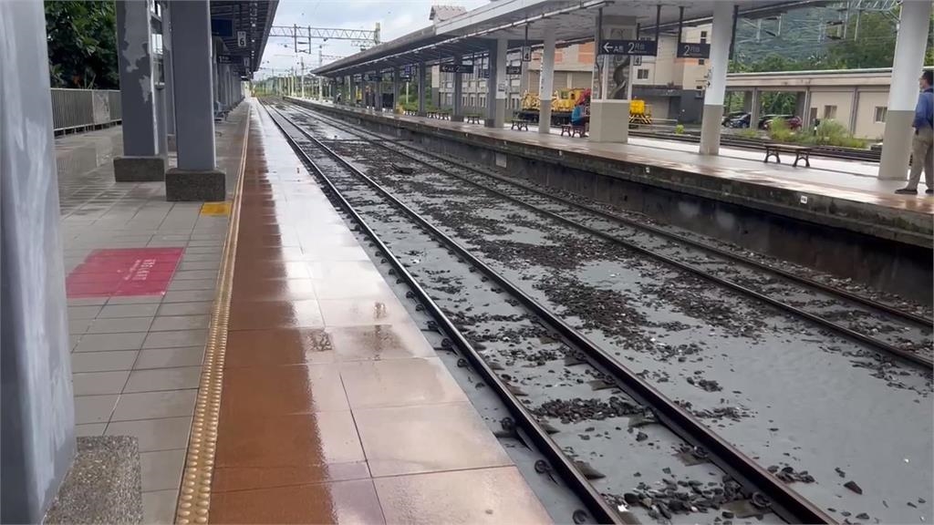 堰塞湖溢流光復車站軌道遭淹 列車恢復通行