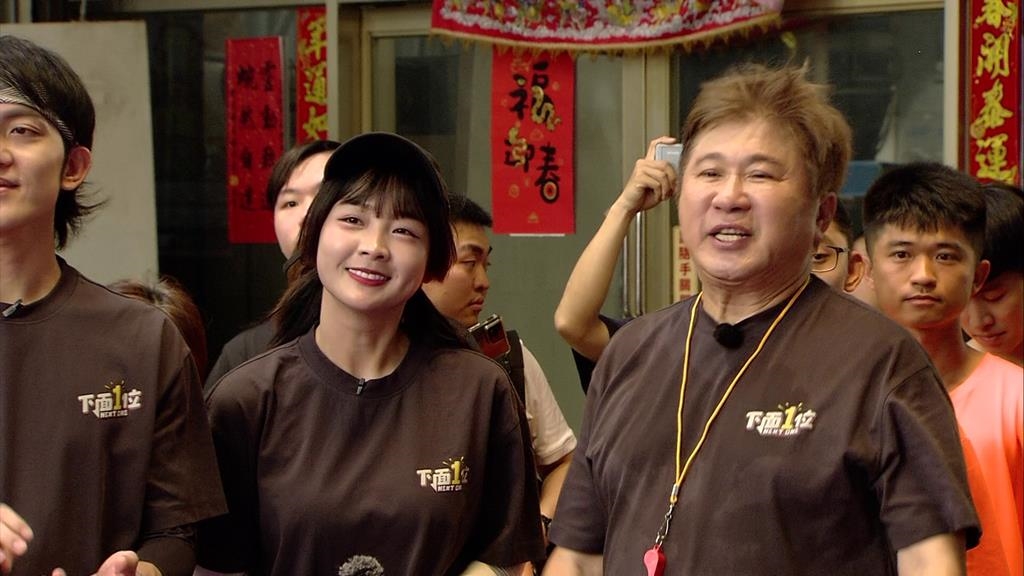 《綜藝大集合》籃籃主持「一舉動」遭批無禮！來賓爆氣要求道歉 她下跪認錯了