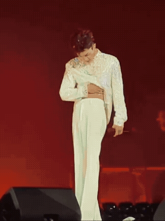 于朦朧爆遭剖肚取U盤！死後2天范世錡「突公開詭異摸肚」畫面全網發毛