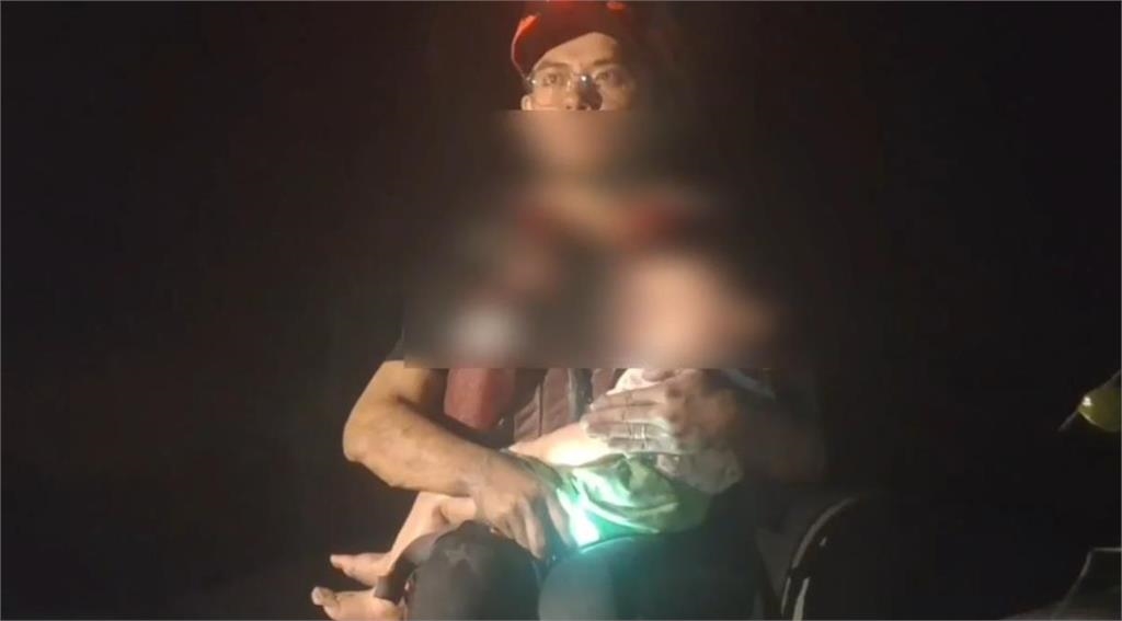 快新聞/「弟弟不要怕!我們救你出去」 屏東勇消徹夜馳援花蓮畫面曝