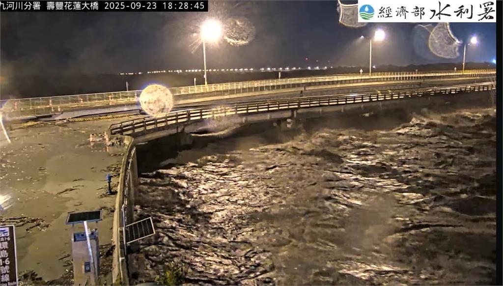 花蓮堰塞湖潰堤「光復鄉一片汪洋」!粉專揭驚人「溢流水量」:半個石門水庫