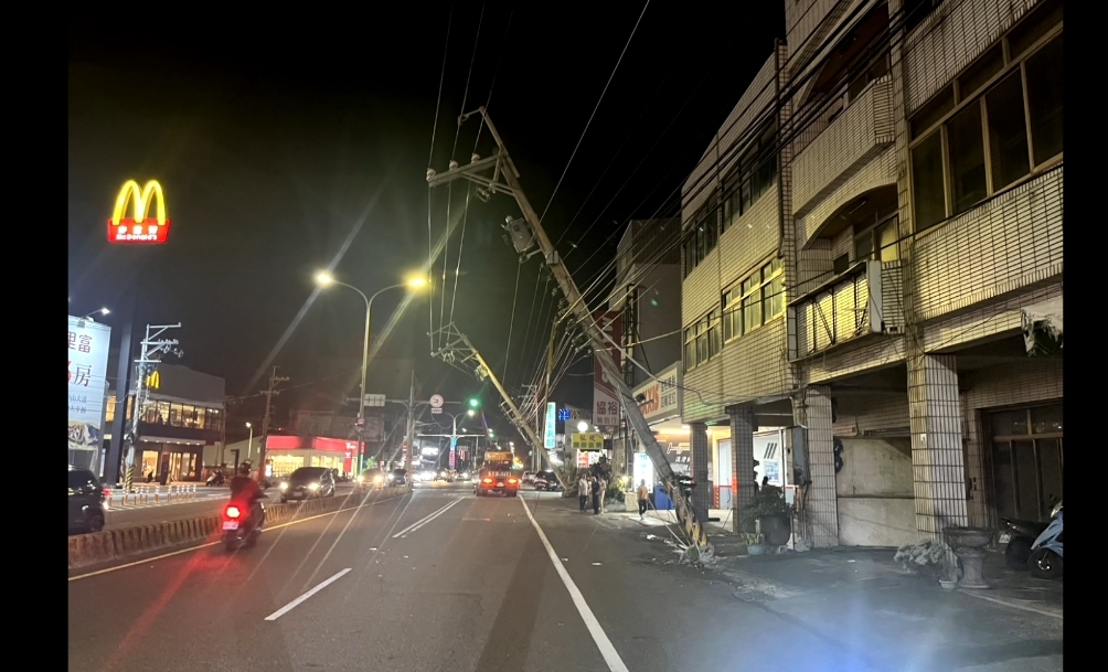 彰化工程車"吊桿未收"拉扯電線 782戶一度停電