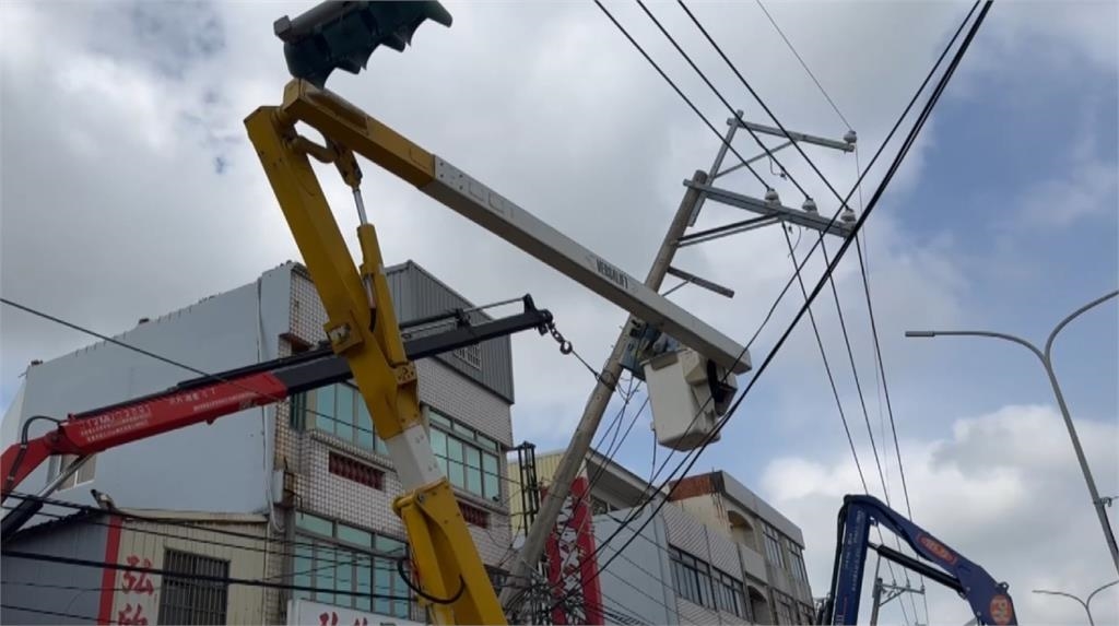 彰化工程車"吊桿未收"拉扯電線 782戶一度停電