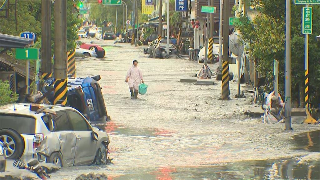 巨量黑水吞光復鄉「奪15命」吊車大王出手！新寶貝「開進災區」畫面曝