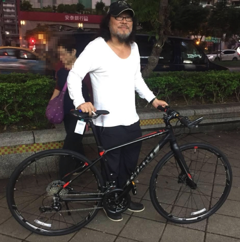 張菲穿衛生衣「手推鐵馬」掀議！天母阿北「騎車違規」對比1細節超巧