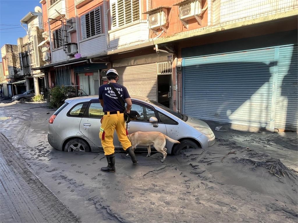高雄搜救「汪汪隊」立功!堰塞湖溢流31人失聯⋯泥濘中救出3受困者