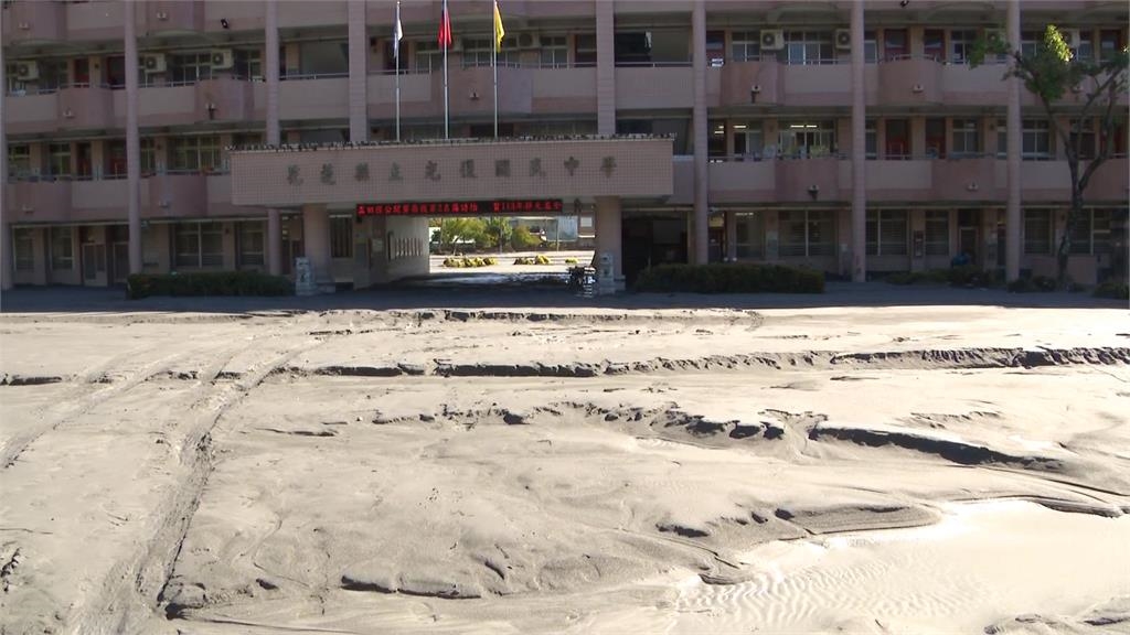 光復國中棒球場「泡泥沙內」全毀　校方估災損高達6千萬元