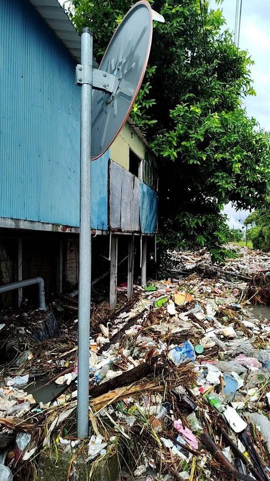 堰塞湖潰堤第3天!他發阿姨家門前「垃圾河」照片 她崩潰:開始發臭