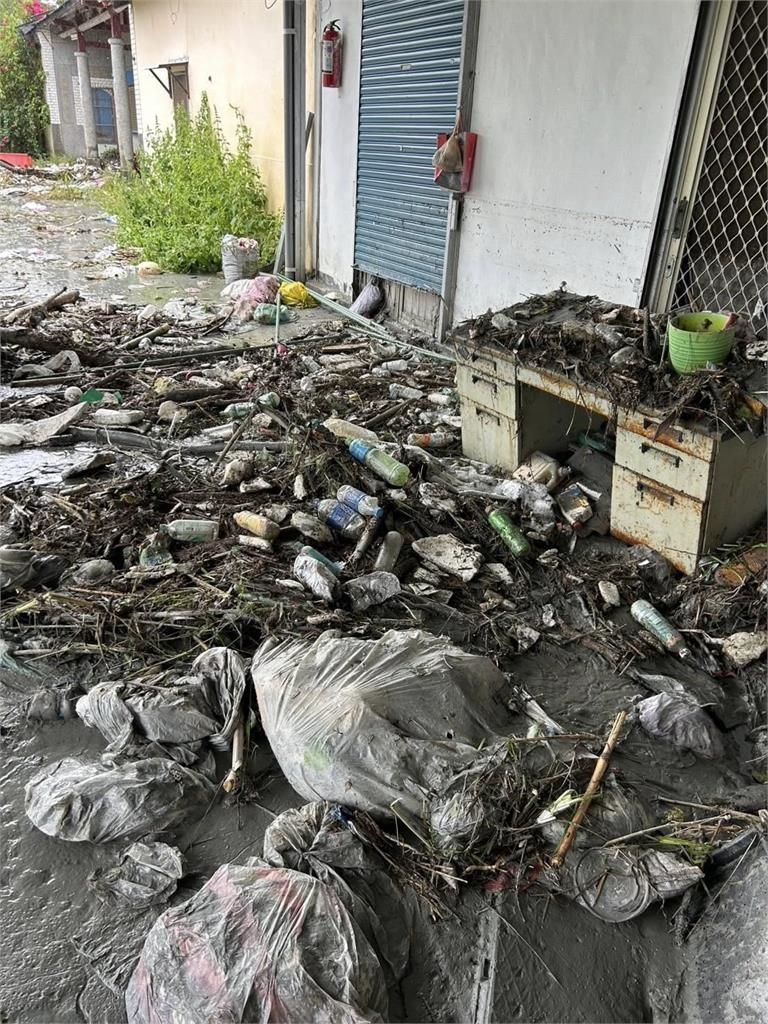 堰塞湖潰堤第3天!他發阿姨家門前「垃圾河」照片 她崩潰:開始發臭