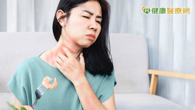 她癢到只敢吃七種食物還是抓不停！醫揭蕁麻疹「過敏」迷思