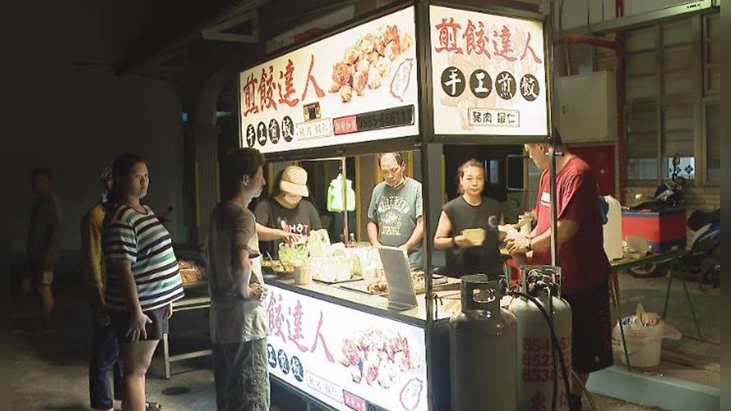 熱食來了！　　光復國小收容所外夜市開張　攤商組隊"　送愛心"