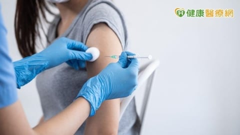 流感進入流行期！公費流感＋新冠疫苗同步開打　對象、時程一次看