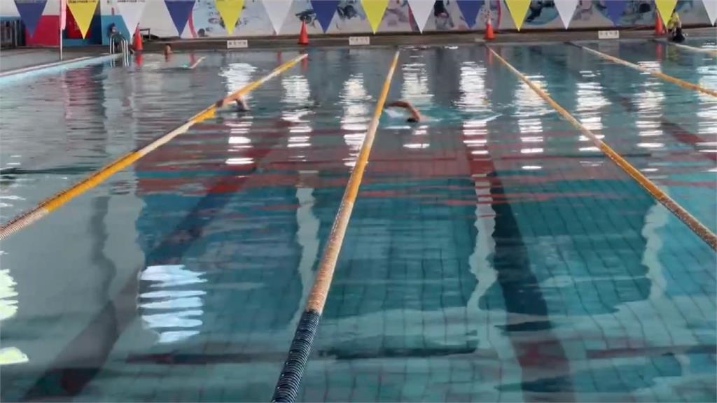 苗栗竹南鎮立泳池水質差？　民眾控「淋浴間流黃泥水」