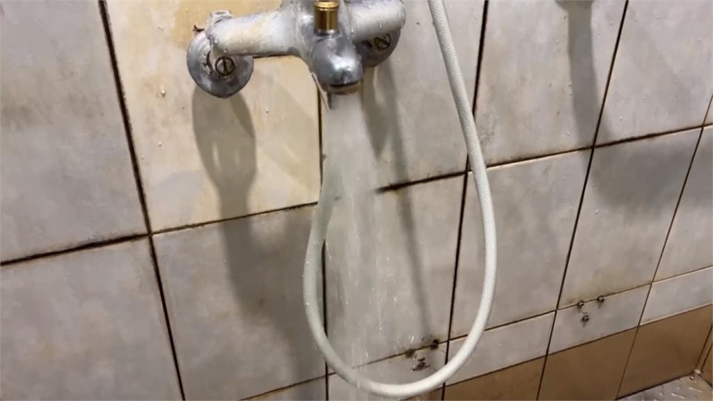 苗栗竹南鎮立泳池水質差？　民眾控「淋浴間流黃泥水」