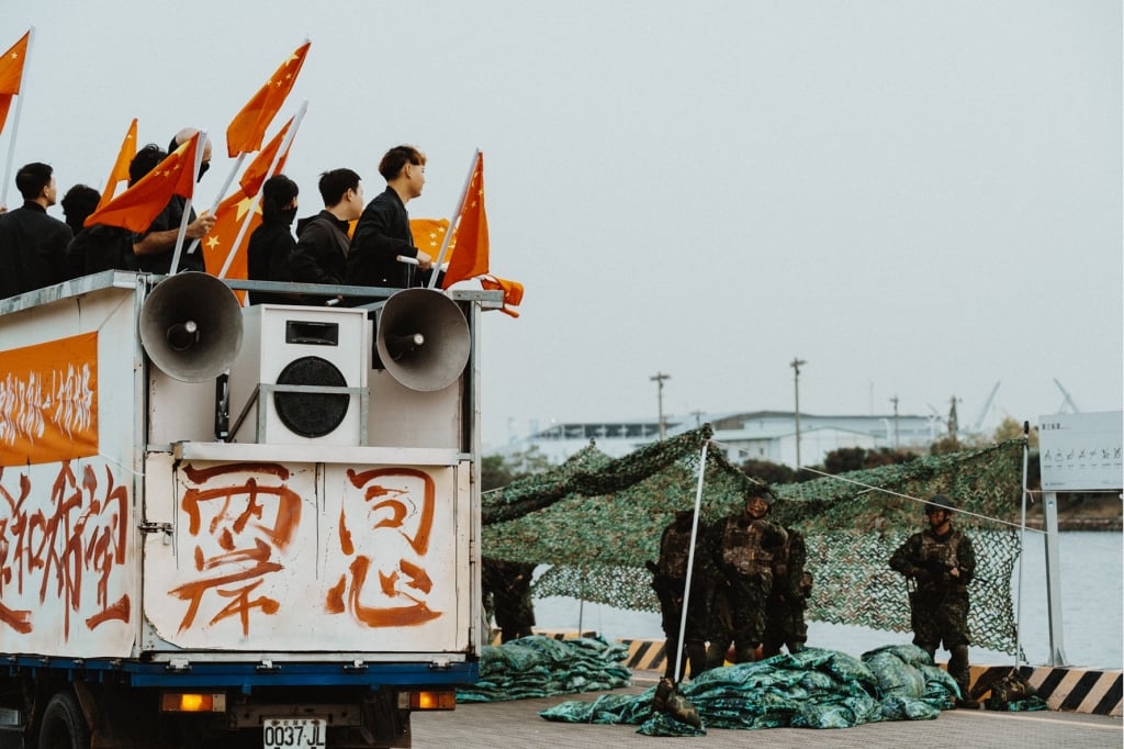 莊凱勛拍戲見「五星旗車輛」！民眾圍觀笑鬧拍照 他嘆：對危機的麻木