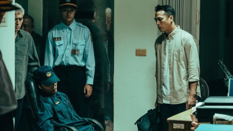 莊凱勛拍戲見「五星旗車輛」!民眾圍觀笑鬧拍照 他嘆:對危機的麻木