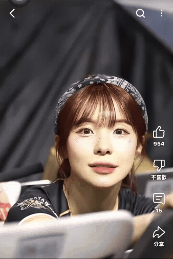 李多慧上班偷懶「忘記應援」遭抓包!1秒閃現「驚慌張大嘴」表情全被拍